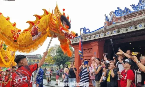 Khách Tây chen chân xem diễu hành ở Hội An