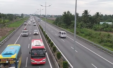 Công an cảnh báo tới các tài xế dừng đỗ xe trên quốc lộ 1A: Có nguy cơ mất sạch tài sản