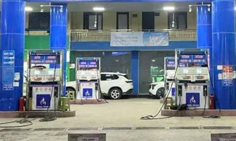 Một cửa hàng xăng dầu ở Hà Nội treo biển hết hàng, bất ngờ với lý do