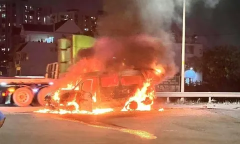 Bất ngờ ô tô tải van bốc cháy dữ dội ở Tp.HCM, trơ khung sau 10 phút