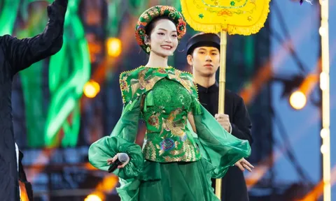 “Ngọc nữ Quan họ” SN 2004 mang cả đoàn rước 12 ngựa, tái hiện lễ hội Bắc Bộ tại sân khấu có 50.000 khán giả