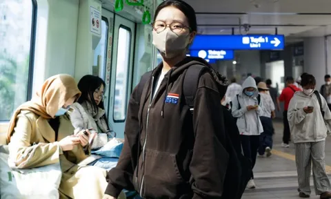 Giá xăng dầu biến động, người dân Hà Nội - TP.HCM rủ nhau bỏ xe cá nhân, chuyển sang di chuyển bằng tàu điện và xe buýt