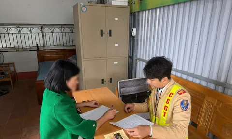 VIDEO: Nữ tài xế ô tô tông văng cô gái đứng trên vỉa hè rồi bỏ chạy