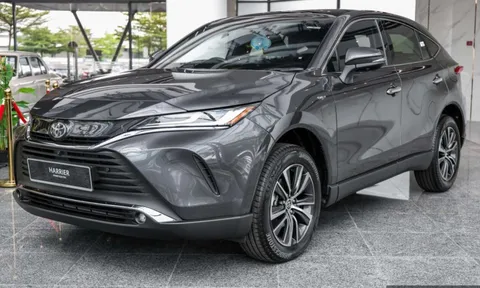 Ảnh thực tế Toyota Venza giá quy đổi gần 2 tỷ đồng vừa ra mắt ĐNÁ: Tiện nghi xịn, có ADAS nhưng màn hình dễ gây tranh cãi