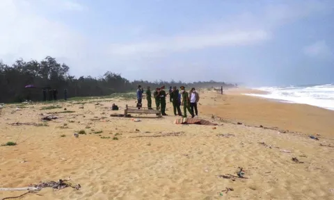 Phát hiện 2 thi thể nam giới trôi dạt vào bờ biển Quảng Ngãi