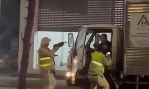 Bắt khẩn cấp tài xế không chấp hành kiểm tra nồng độ cồn, tông xe CSGT rồi bỏ chạy