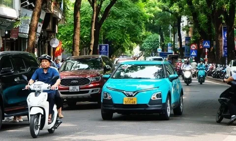 Xe điện taxi bất ngờ giảm cước giữa lúc giá xăng tăng