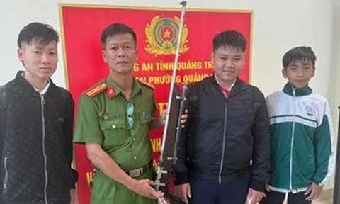 Nhặt được "vật lạ" tại đoạn đường vắng, nhóm nam sinh lập tức giao nộp