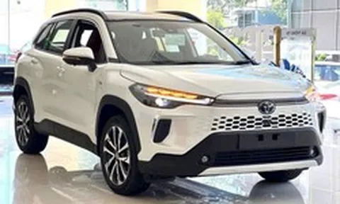 Hết cảnh khan hàng, Toyota Corolla Cross lấy lại ngôi vương xe Hybrid: Suzuki XL7 ‘hụt hơi’ sau 1 tháng thăng hoa