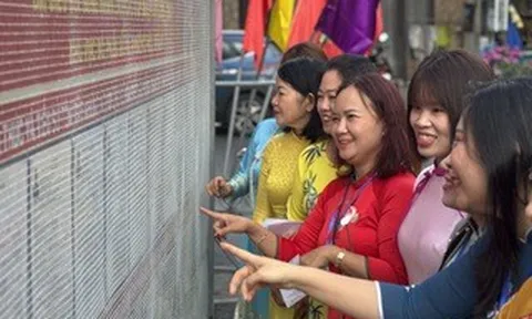 Rộn ràng cử tri Đà Nẵng, Huế đi bỏ phiếu