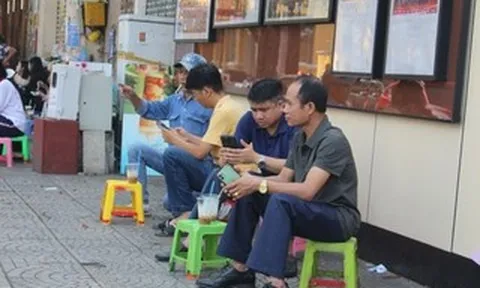 Cà phê vỉa hè - “phòng khách” của nhiều người ở TPHCM