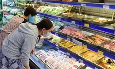 Nhiều người thích mua vì tiện nhưng nhân viên siêu thị nói thẳng: 5 loại thực phẩm này càng bắt mắt càng phải nhìn kỹ