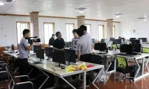 Kiểm tra đột xuất 1 khách sạn, phát hiện 40 máy tính và 100 điện thoại hoạt động 24/7, phanh phui đường dây lừa đảo hơn 38 tỷ đồng