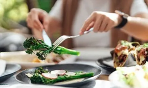 Ăn tối lúc mấy giờ để ngủ ngon nhất? Bác sĩ chỉ ra thời điểm chính xác