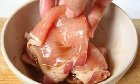 Muốn thịt mềm, sạch mùi và an toàn hơn cho sức khỏe? 4 cách ướp đơn giản nhưng nhiều người làm sai