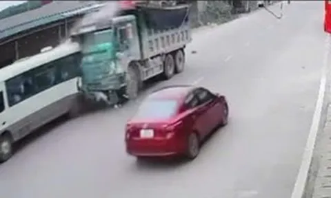 VIDEO: Xe ben tông xe 29 chỗ đưa đón học sinh, đẩy đi hàng chục mét