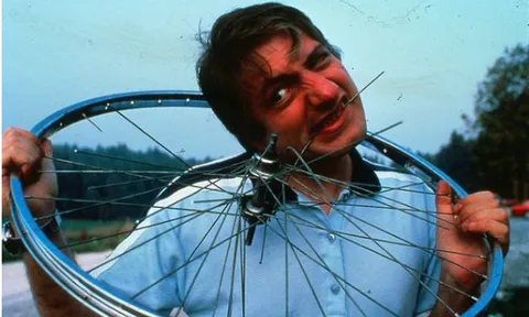 Người đàn ông ăn cả xe đạp, máy bay: Kỷ lục Guinness khó tin nhất thế giới