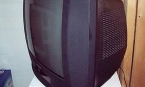 Tại sao ngày xưa mọi người thường vỗ vài cái để sửa TV bị nhiễu?