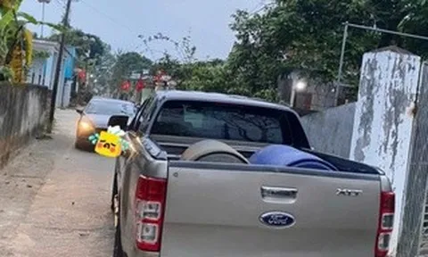 Xôn xao clip tài xế đậu xe bán tải chiếm hết phần đường bị nhắc nhở còn tranh cãi