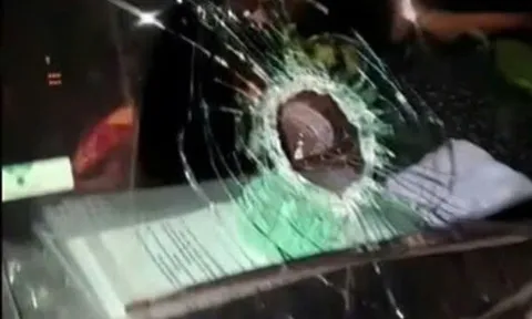 Nhiều xe đi trên cao tốc bị ném đá vỡ kính, bay vào buồng lái