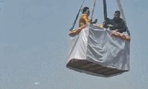 Hỗn loạn cảnh 2 ca sĩ dùng cần cẩu rải tiền cho 500 người sau khi trúng số độc đắc