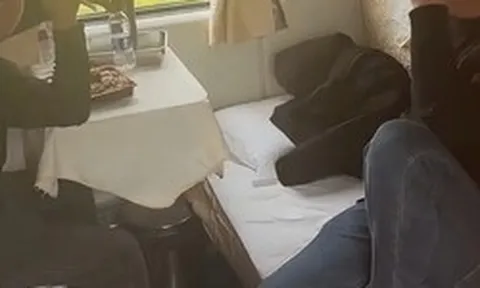 Vụ việc trên tàu hỏa khiến nhiều người ngán ngẩm: Sợ nhất kiểu "con nhà lính tính nhà quan"!