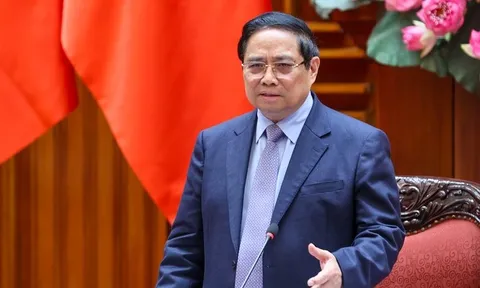 Thủ tướng: Dứt khoát không để thiếu xăng dầu cho sản xuất, kinh doanh, tiêu dùng