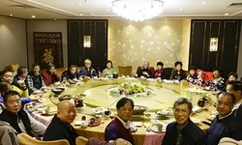 Đi họp lớp, bạn bè khoe làm giám đốc, trưởng phòng, tôi nói mình làm shipper: Về đến nhà, nhận được tin nhắn khó có thể quên