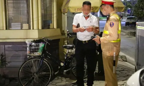 Đi xe đạp vi phạm nồng độ cồn, người đàn ông từ chối ký biên bản vì lý do đặc biệt