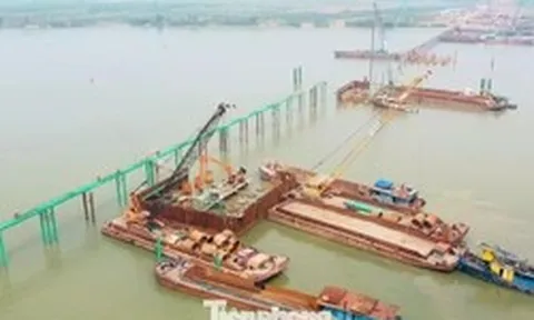 Cận cảnh đại công trường cầu Hồng Hà vượt sông Hồng, sau 5 tháng thi công