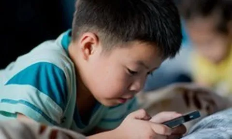 Khi trẻ bước vào tuổi dậy thì mà xuất hiện 4 biểu hiện này, cha mẹ nên lập tức thu điện thoại