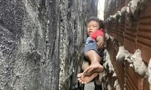 20 phút giải cứu cháu bé bị mắc kẹt giữa hai bức tường nhà ở TPHCM