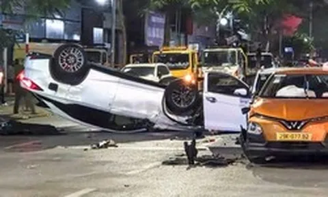 Hiện trường ô tô 'điên' tông liên hoàn khiến 2 người bị thương
