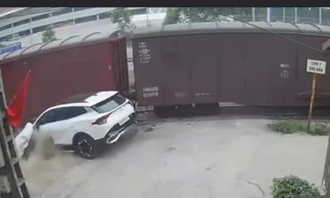 VIDEO: Tàu hỏa tông xe ô tô con tại lối đi tự mở