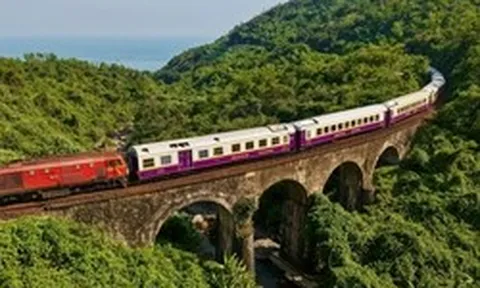 Chuyến tàu ‘xịn như khách sạn 5 sao’ mới nhất ở Việt Nam: Đi qua vịnh biển đẹp top 1 thế giới, giá chưa đến 200.000 đồng/người