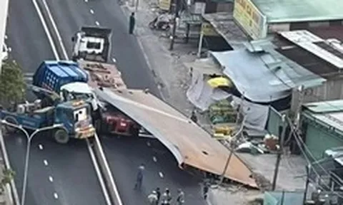 Tấm thép 10 tấn đè nát cabin, tài xế xe rác tử vong tại chỗ