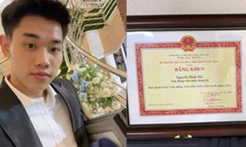 Đình Bắc diện vest bảnh bao tay ôm "cú đúp" bằng khen về nhà, cậu này đỉnh quá!