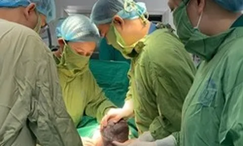 Em bé mang 'đôi cánh tí hon' chào đời diệu kỳ sau ca can thiệp từ bụng mẹ