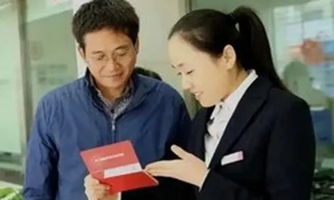 Khách gửi tiết kiệm 209 triệu đồng được tặng bảo hiểm, vài tháng sau cần tiền đi rút thì được ngân hàng thông báo: “10 năm nữa hãy quay lại”