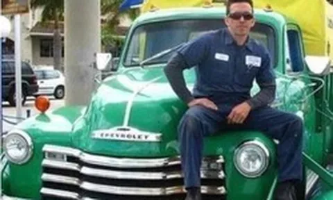 Cạn xăng kéo dài, đường phố Cuba xuất hiện cảnh ‘tương lai’: Vật thể chở người rồi đi băng băng trên nước