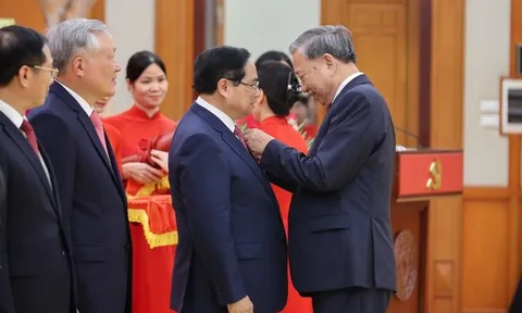 Thủ tướng Phạm Minh Chính nhận Huân chương Quân công hạng Nhất, Huy hiệu 40 năm tuổi Đảng