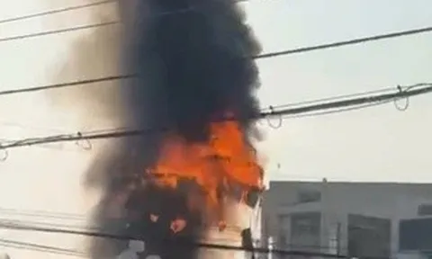 Cháy lớn tại vòng xoay ở Đồng Tháp khiến người dân hoảng sợ