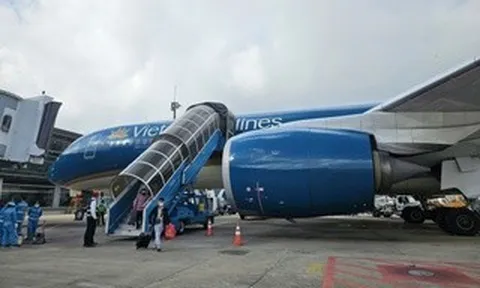 Hàng không, du lịch chật vật giữ khách