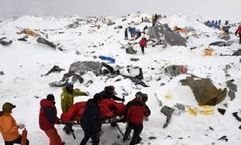 Truy tố đường dây đầu độc 4.782 nhà leo núi Everest để dàn dựng cứu hộ giả, thu lợi bất chính hơn 500 tỷ đồng