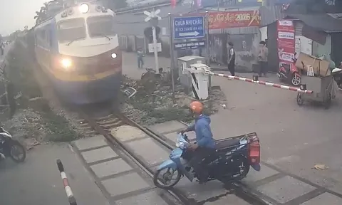 Tài xế xe máy cố tình vượt qua đường ray và cái kết thót tim