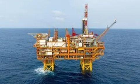 'Mỏ dầu' không bao giờ cạn giúp láng giềng Việt Nam thu về hàng tỷ USD, bất chấp Mỹ siết chặt xuất khẩu