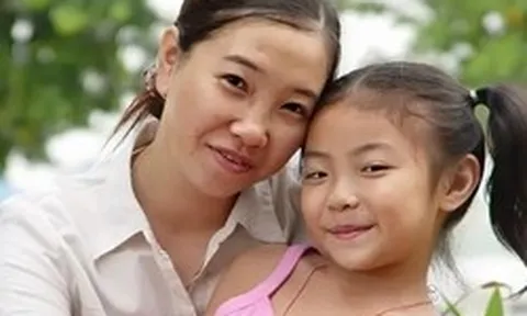 Đi họp lớp cùng mẹ, con gái ngây thơ hỏi: "Sao nhà người ta giàu thế", bà mẹ TP.HCM có câu trả lời xứng đáng điểm 10!