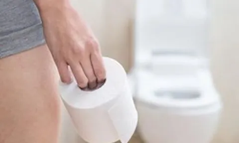 Ngồi xổm hay lót giấy cũng “vô dụng”? Sự thật về nhà vệ sinh công cộng khiến ai cũng giật mình