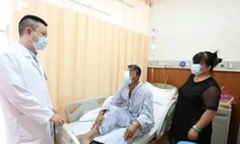 Người đàn ông 49 tuổi bị ung thư gan vì 1 loại nước thường uống trước khi ngủ