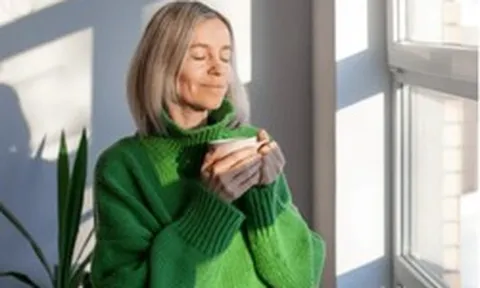 5 việc phụ nữ trên 50 nên làm mỗi ngày trước 9h sáng